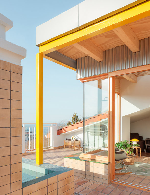 Color y mezcla de materiales se dan cita en la terraza de este ático de Donostia que fusiona el interior con el exterior