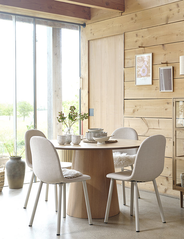Diseño escandinavo, mobiliario accesible y una gran oferta: la marca danesa que le pisa los talones a IKEA