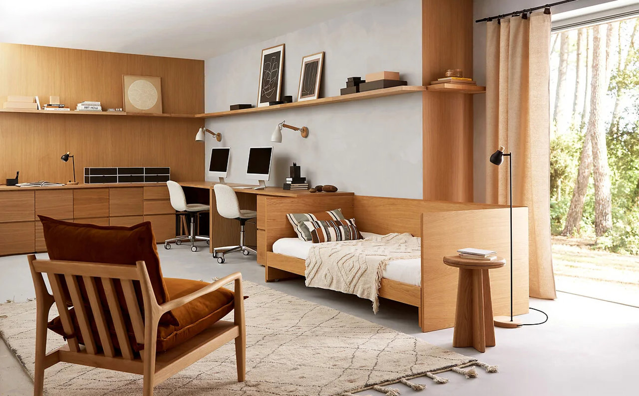 Las estanterías esquineras de madera ayudan a crear un espacio de trabajo más acogedor. 