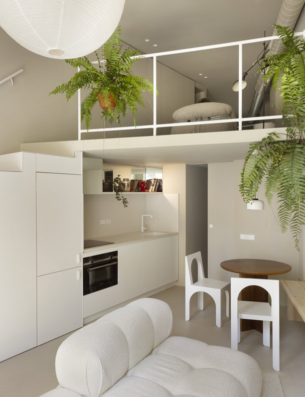 En 40 m 2: este loft en un bajo de Barcelona hace del blanco su seña de identidad para parecer más grande