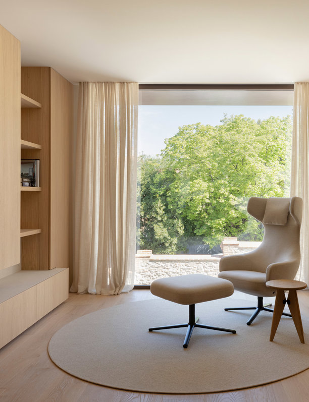 Piedra por fuera y madera por dentro: así es esta espectacular casa diseñada bajo los parámetros del minimalismo cálido