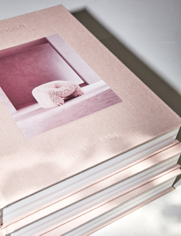 El artista digital Andrés Reisinger presenta su primer libro: una obra rosa, original e inmersiva