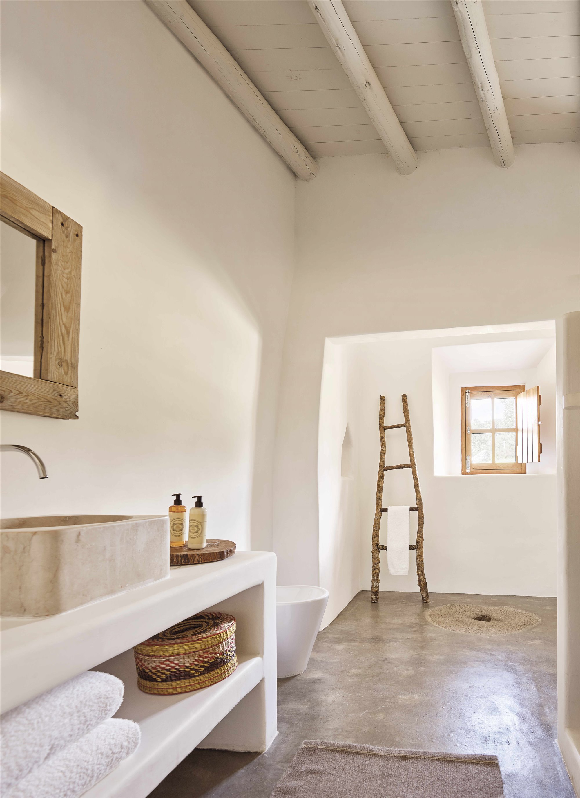 baño rústico blanco y madera con escalera toallero 