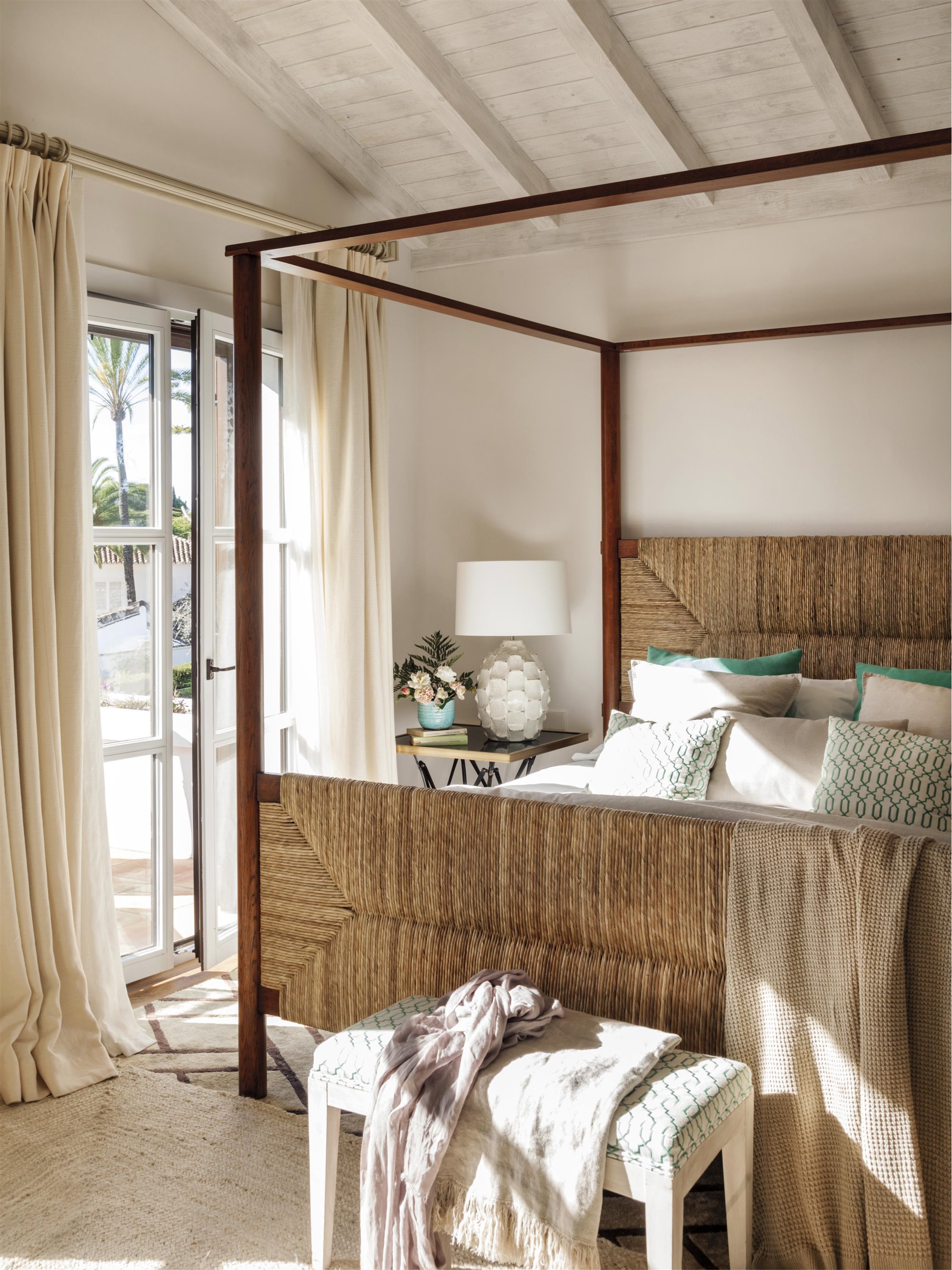dormitorio rústico de cama con dosel de madera y mimbre