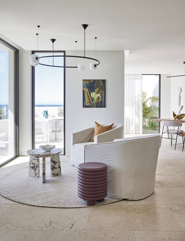 Estucos venecianos, caliza y microcemento han transformado esta armoniosa casa en la costa de Sídney