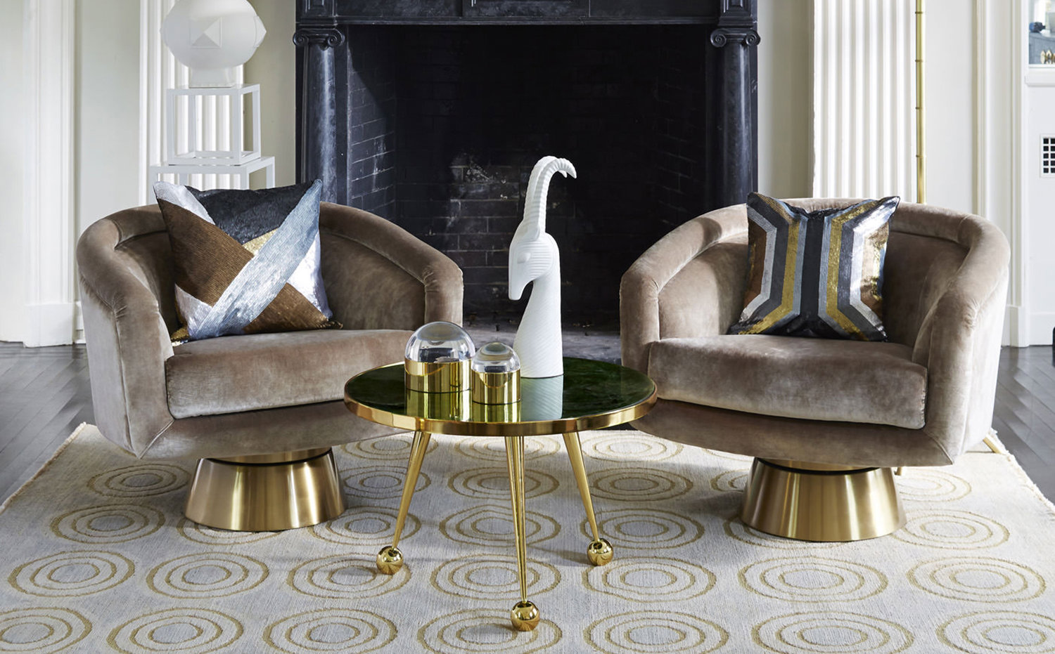 Sillones Bacharach Swivel y mesita Caracas, de Jonathan Adler