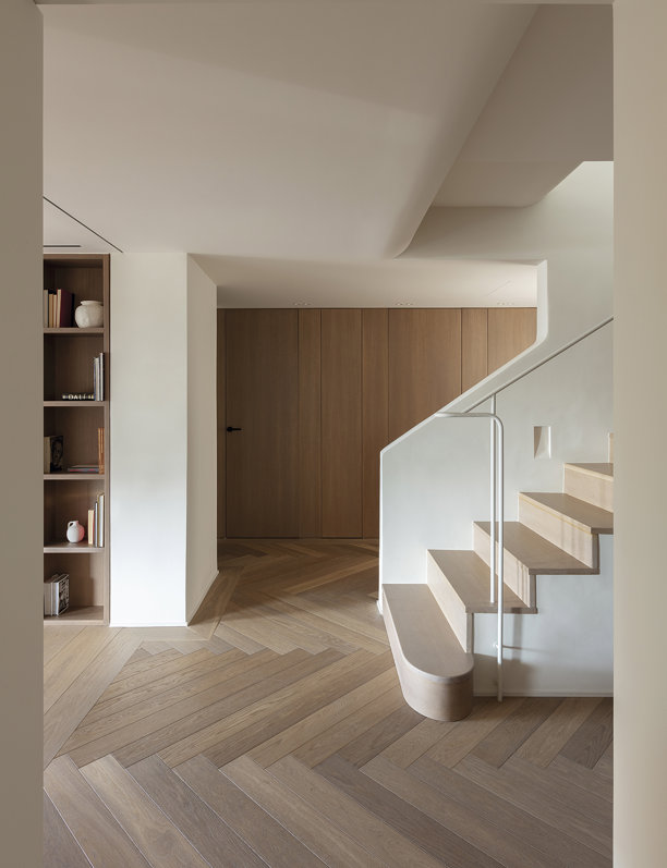 Este tríplex abierto a la luz presume de un estilo moderno y cálido con muebles 'curvy' y mucha madera
