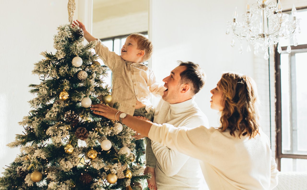 familia poniendo el árbol de Navidad pexels elina fairytale