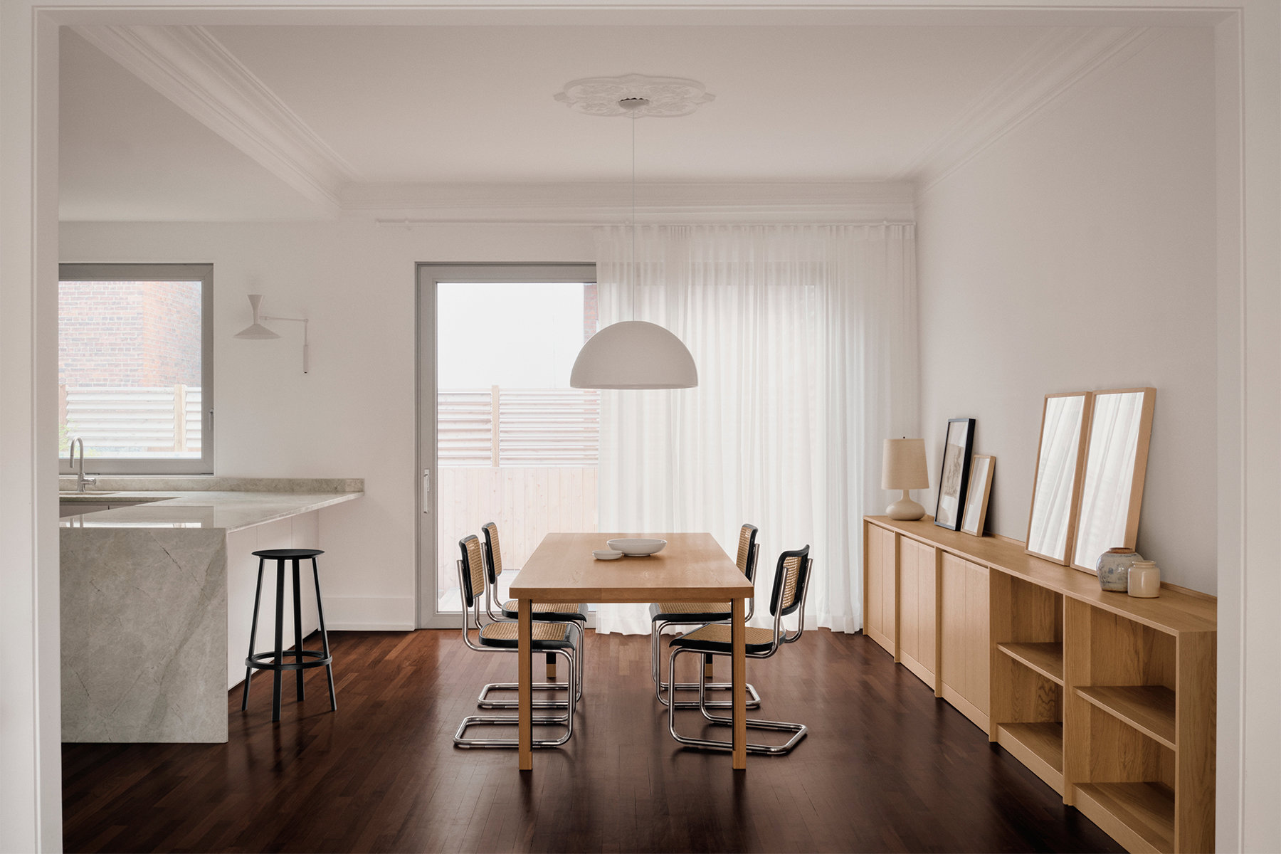 Color blanc y madera, la combina perfecta en una casa que practica el minimalismo cálido