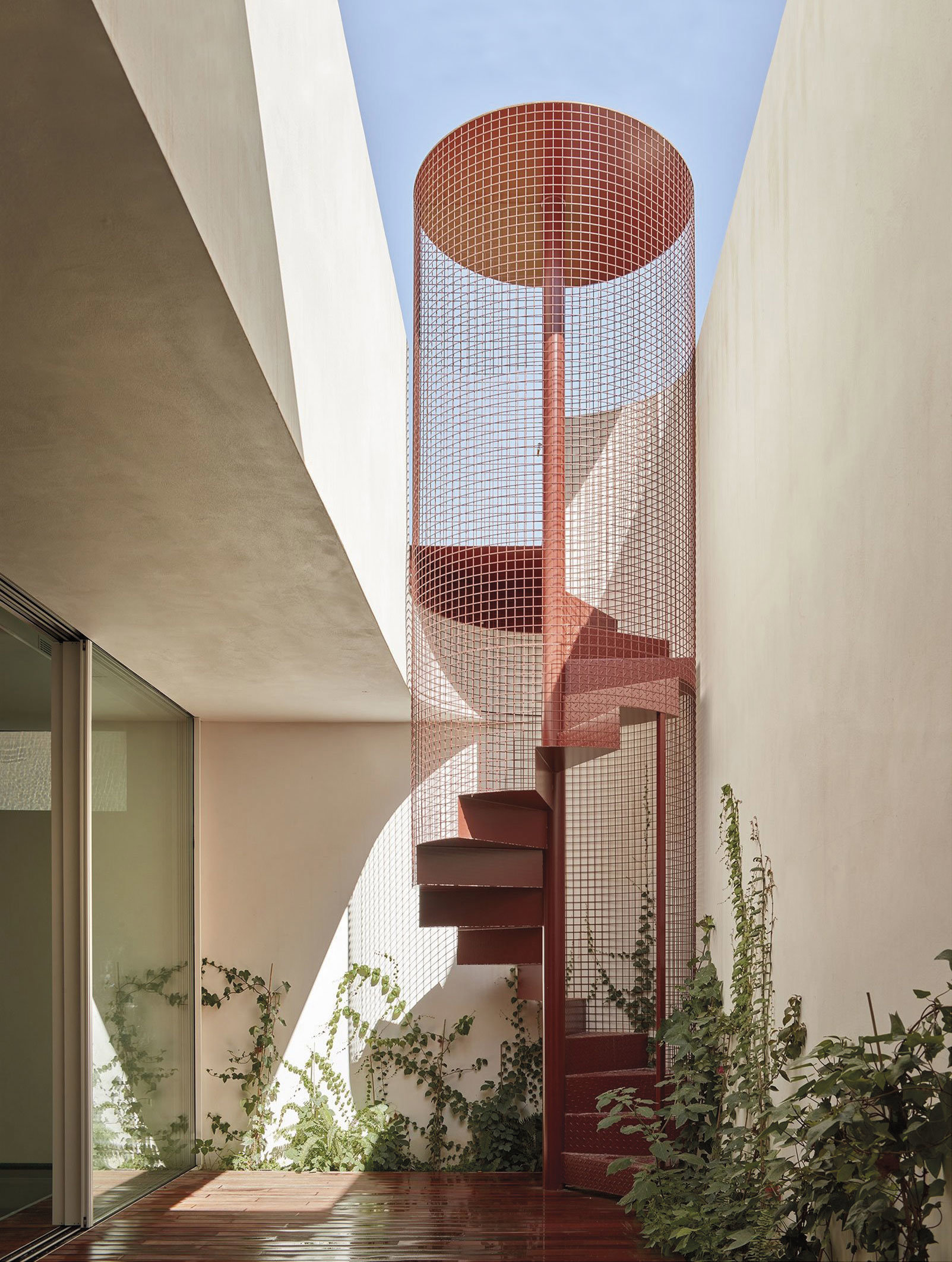 Escalinata meta´lica roja por los valencianos Horma Studio