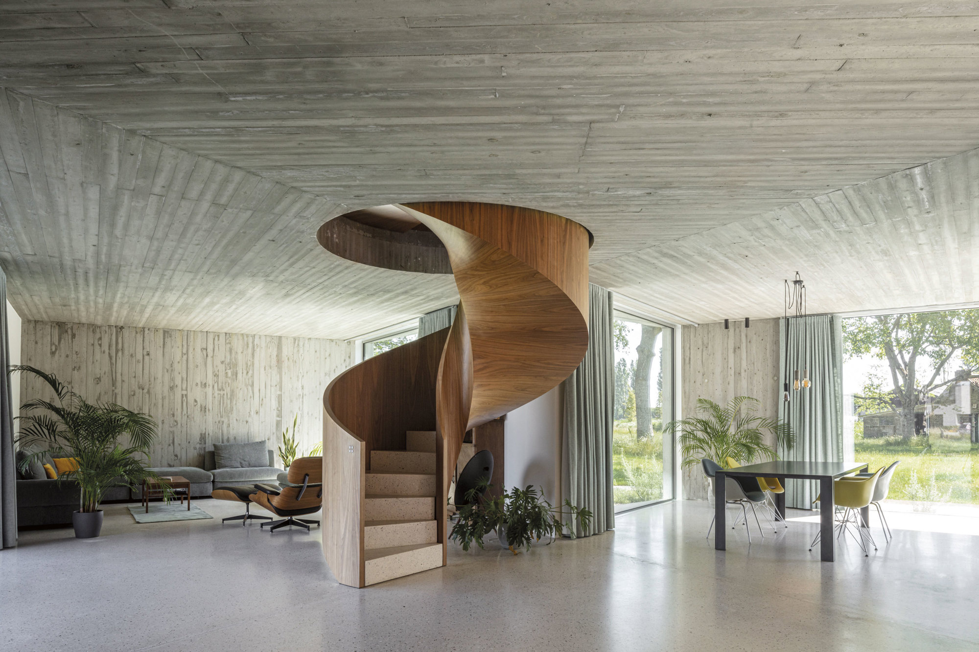 Escalera de madera de Oyo Architects