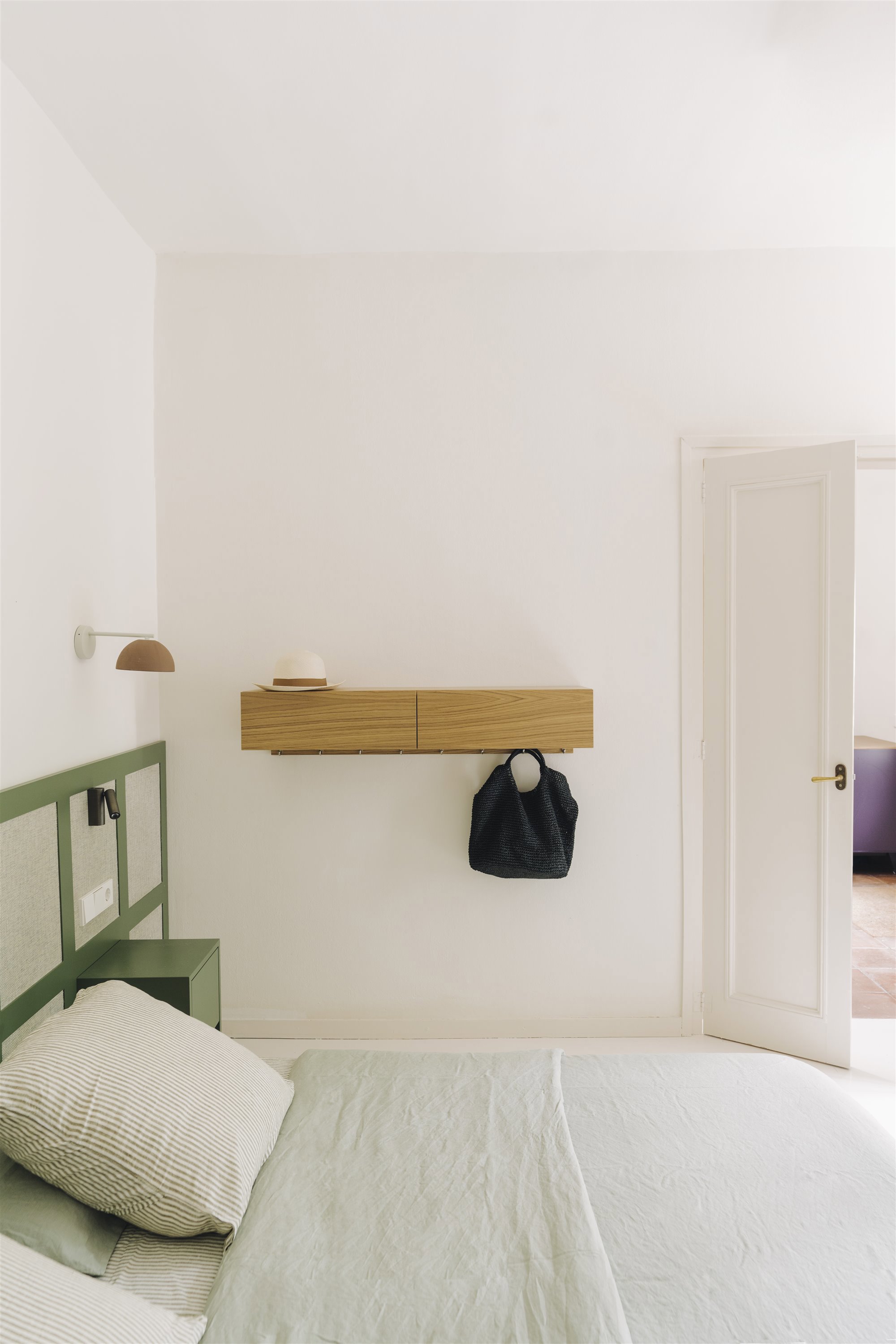 dormitorio con colgador de madera