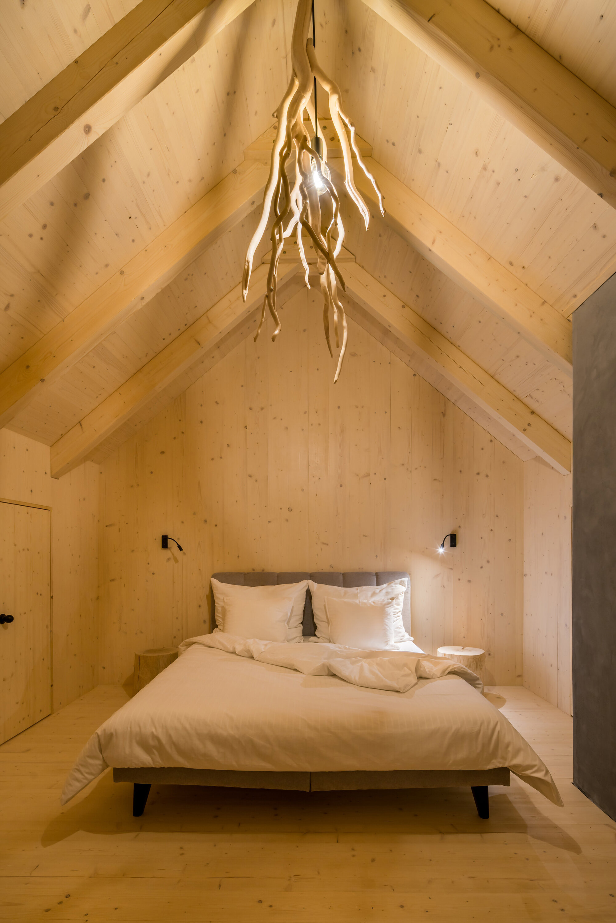 cama gris, dormitorio de madera mesillas troncos