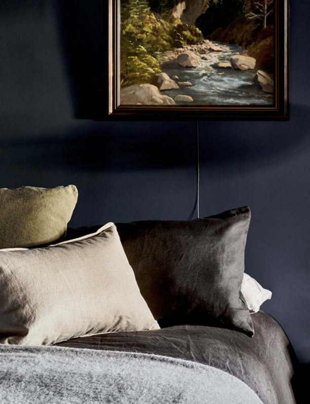 ¡Fuera mitos! Por qué elegir tonos oscuros para decorar tu hogar es una apuesta segura (y súper elegante)