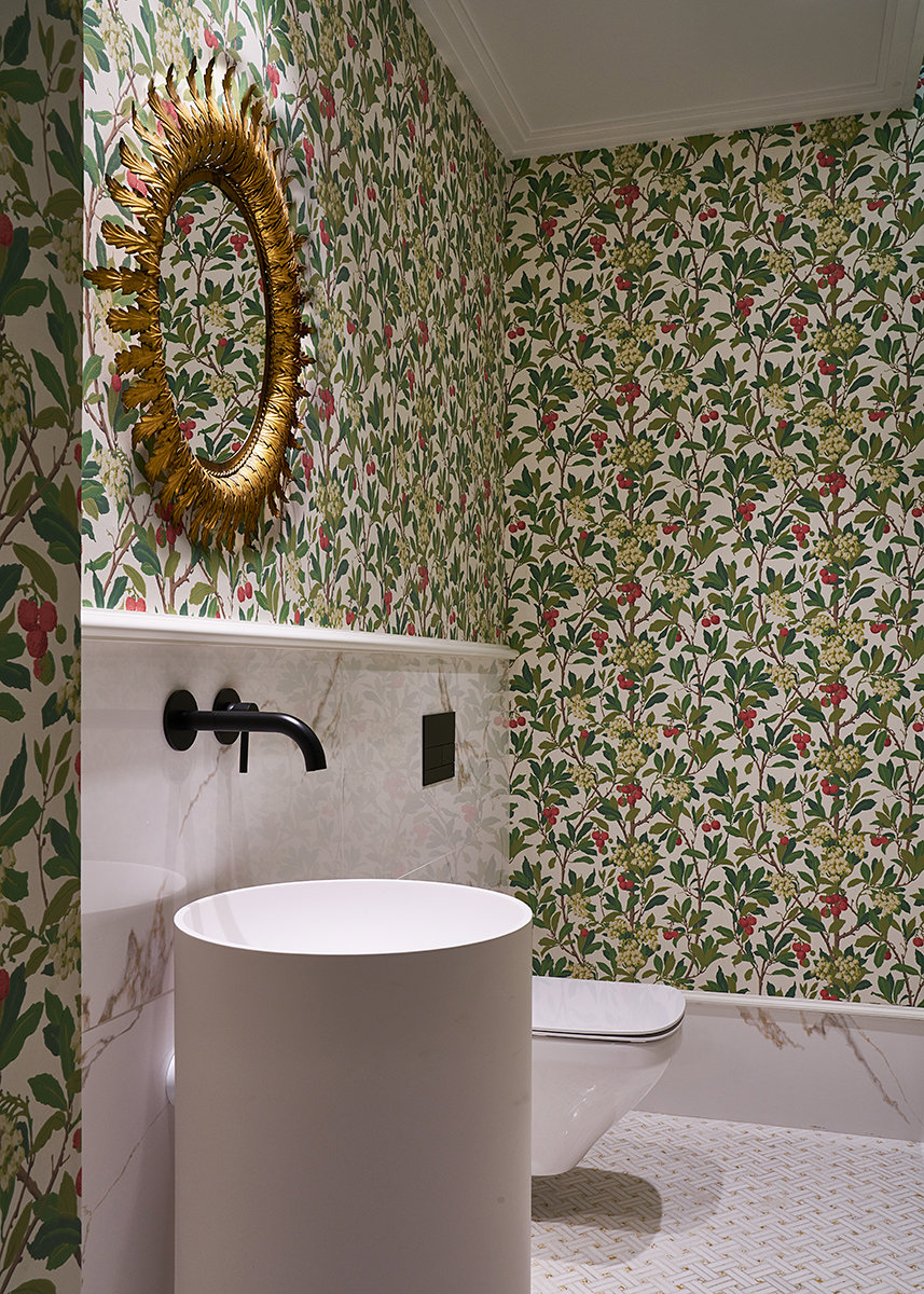 baño papel pintado con motivos florales
