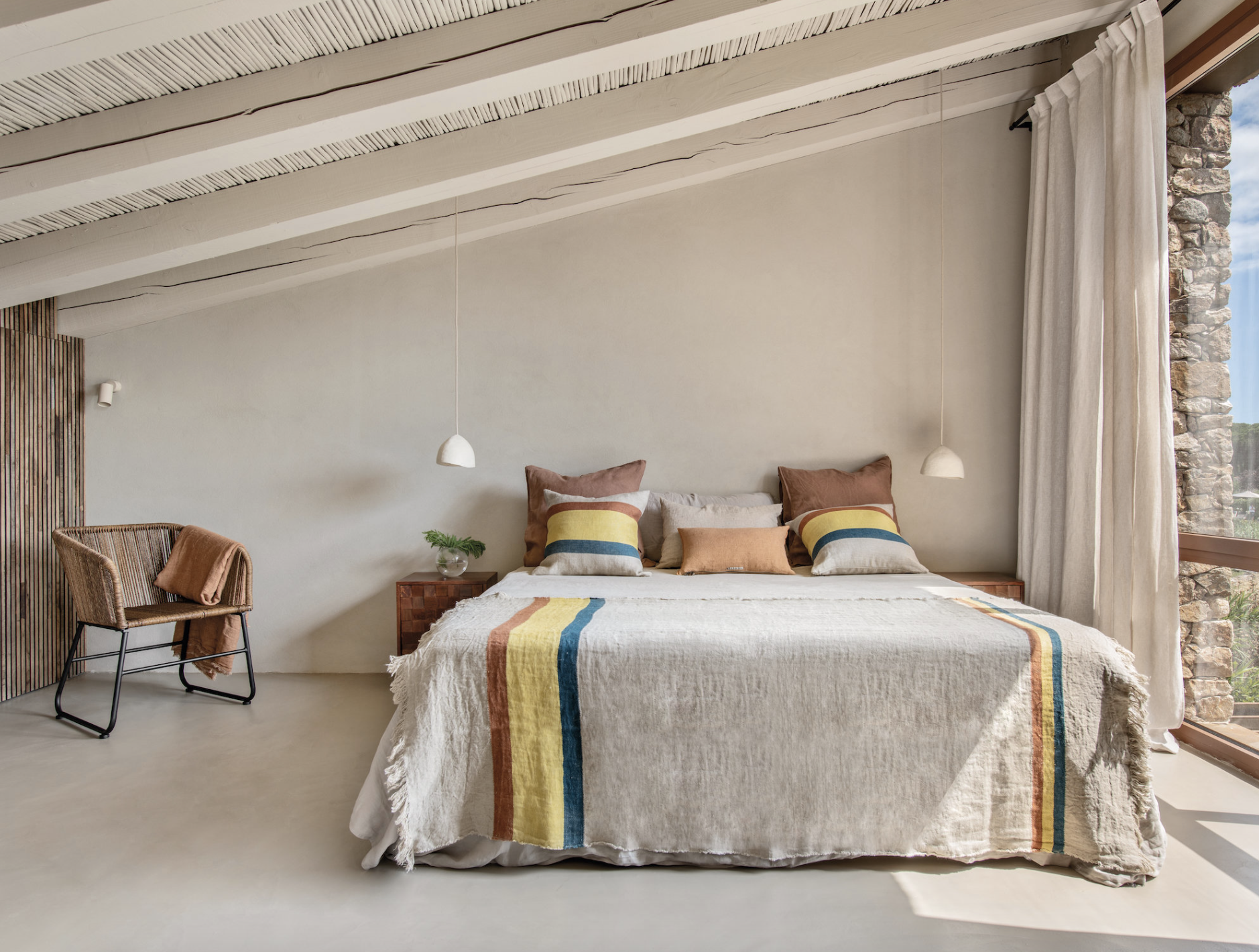 dormitorio en colores blanco roto y marrones con una gran ventana de suelo a techo