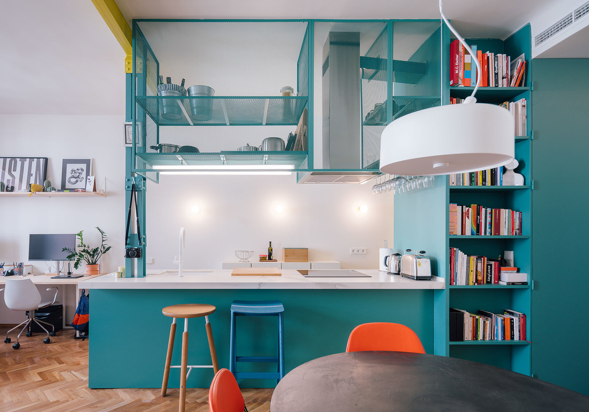 cocina con en color verde azulado y blanco con libreria incorporada