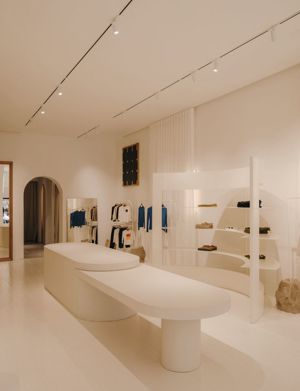 Isern Serra diseña la Pop Up Store de Thinking Mu en Barcelona, donde arquitectura, moda y sostenibilidad se unen en perfecta armonía