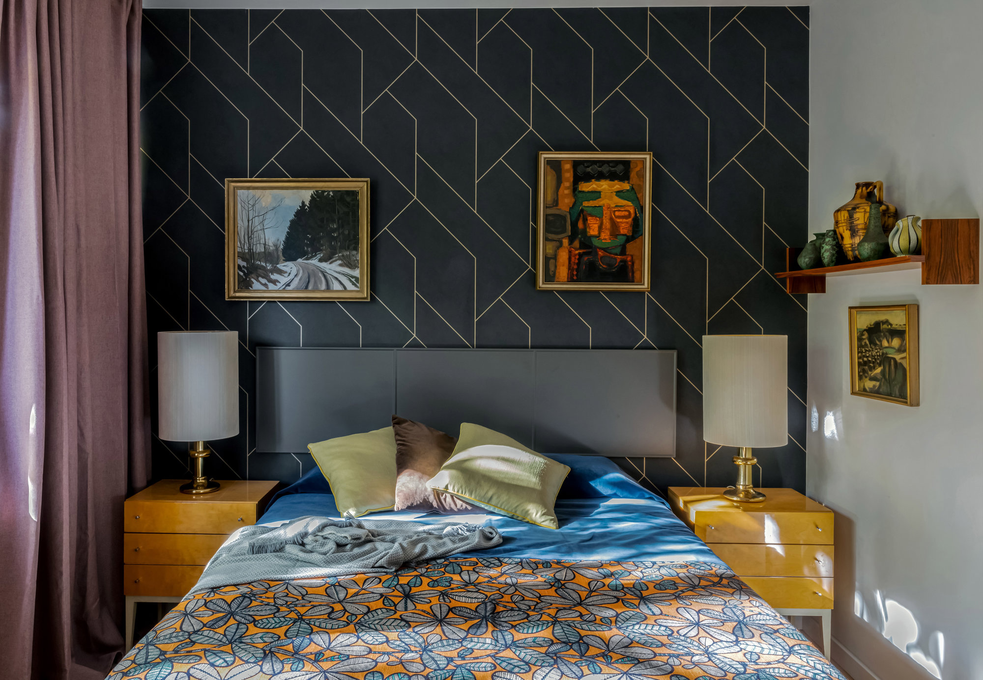Dormitorio de estilo setentero en el piso en Berlín del diseñador Mikel Irastorza.