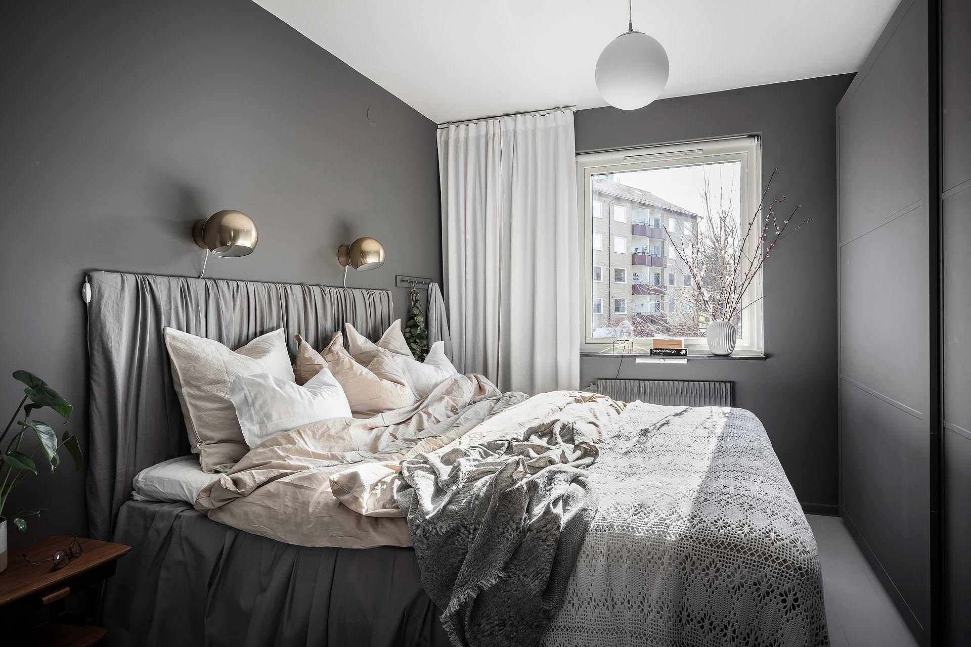 Piso con decoracion nordica y habitaciones con mucha luz dormitorio en color gris
