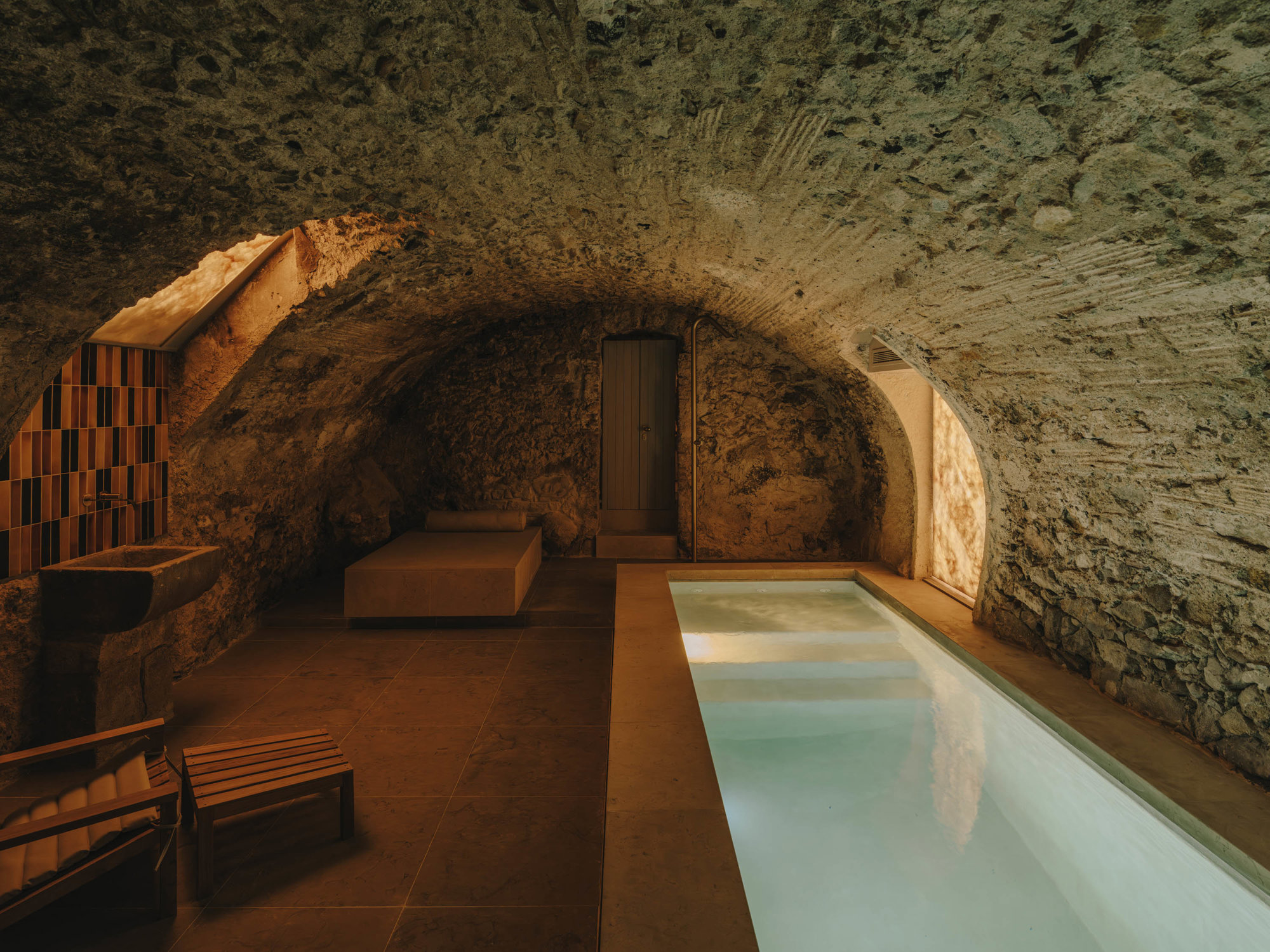 piscina interior hotel girona bóveda piedra