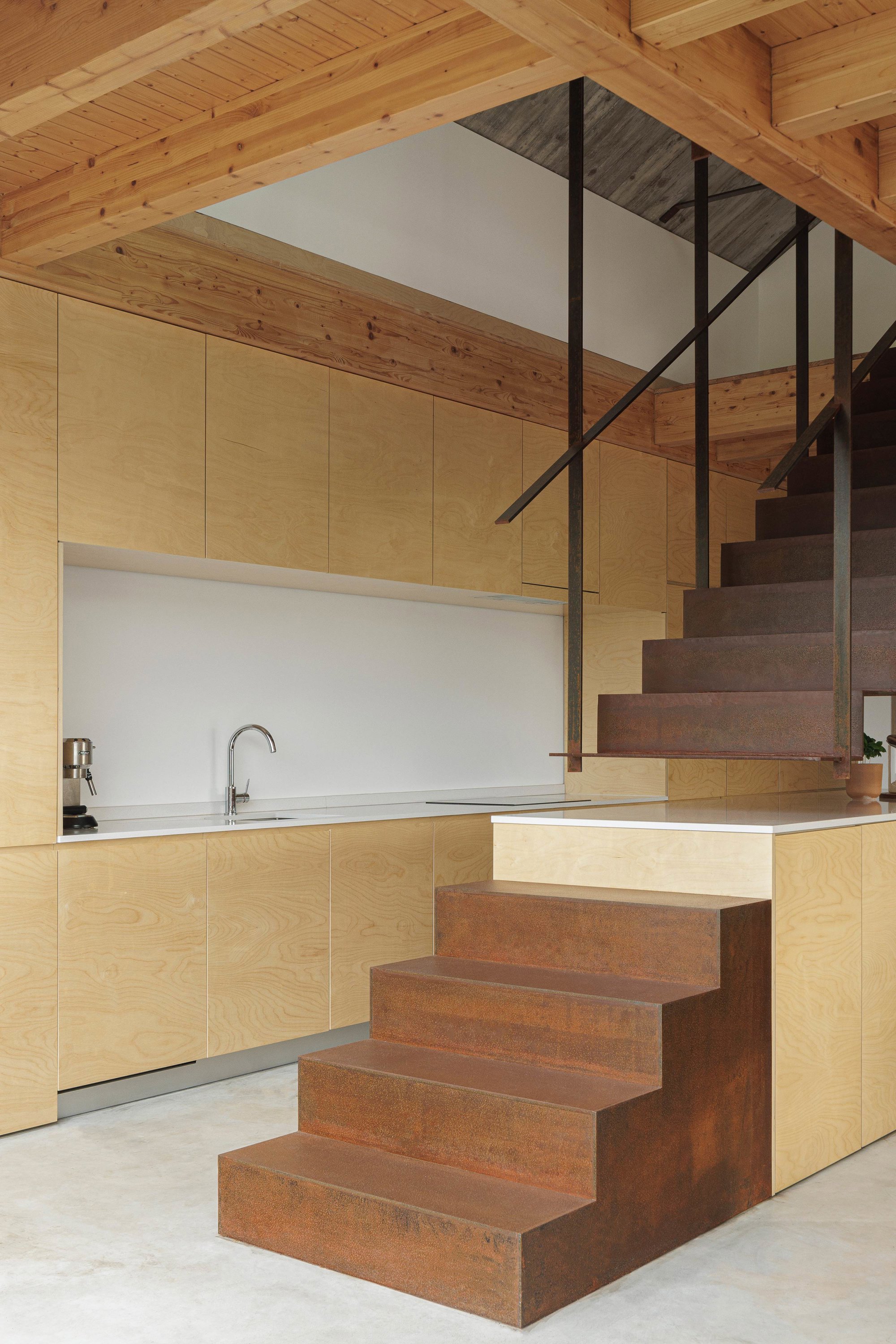 Cocina y escalera de madera