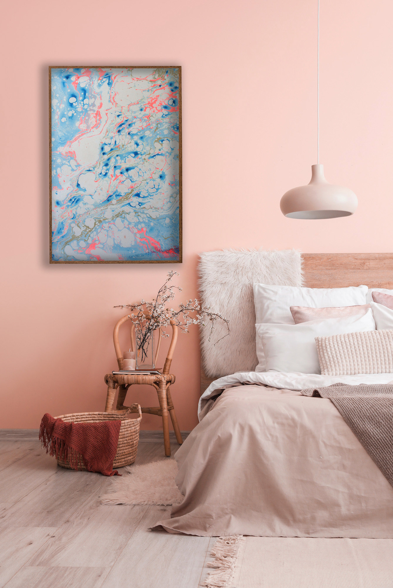 dormitorio con pared color rosa, ropa de cama en tonos pasteles y un cuadro