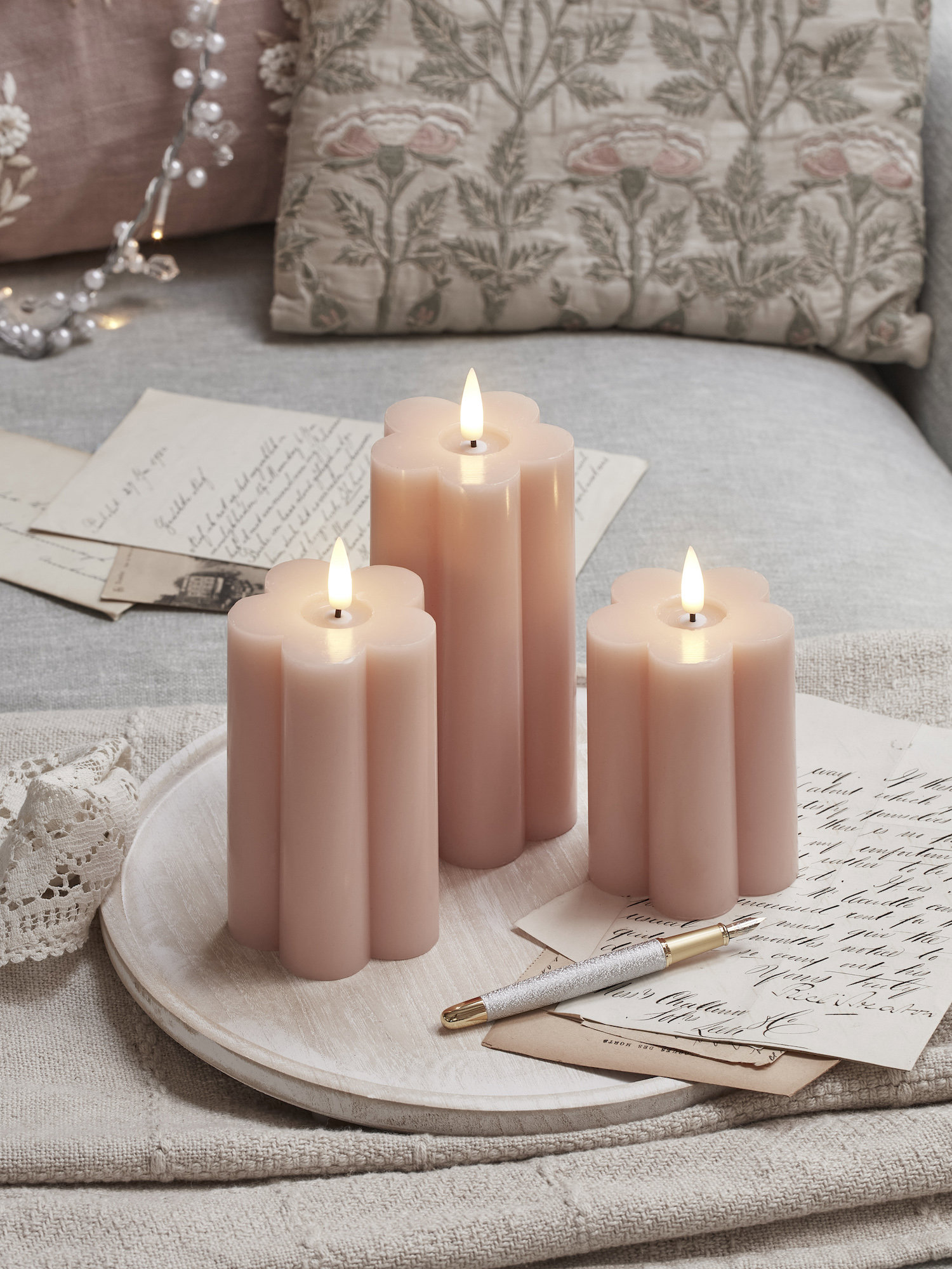 tres velas en color rosa