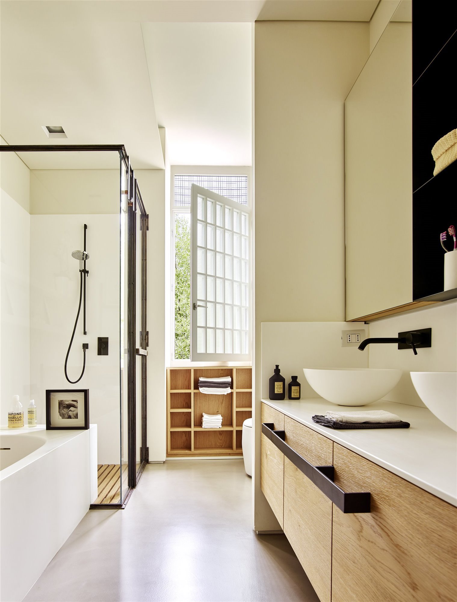 bano moderno en tonos blancos y madera con ducha con revestimientos metalicos bañera blanca