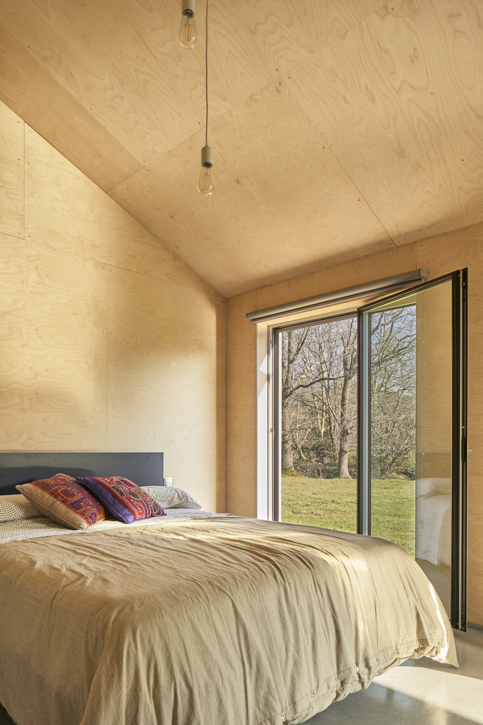 Dormitorio en casa de madera