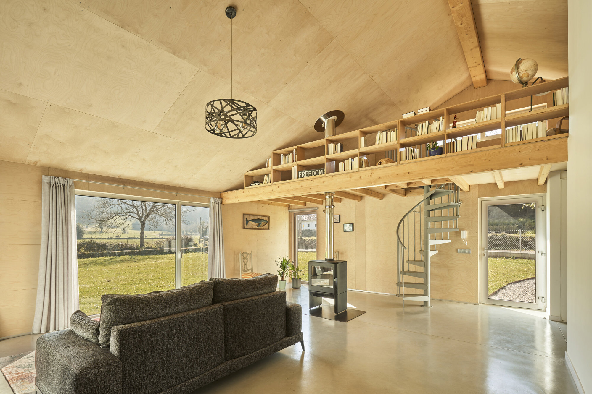 Salón de casa de madera con doble altura