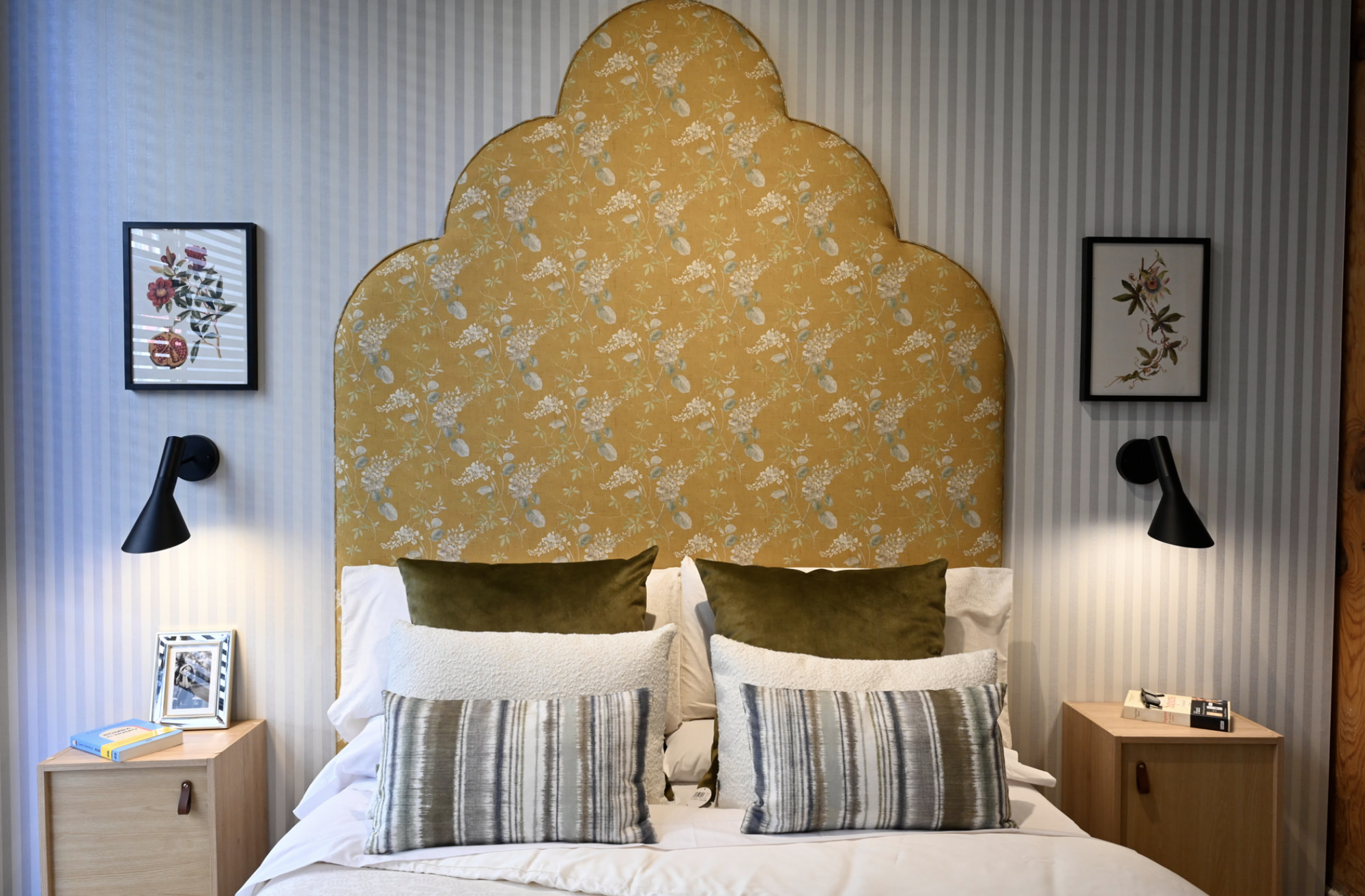 dormitorio de leroy merlin con a¡cabecero grande en tela amarilla y papel pintado de rayas en la pared de atrás