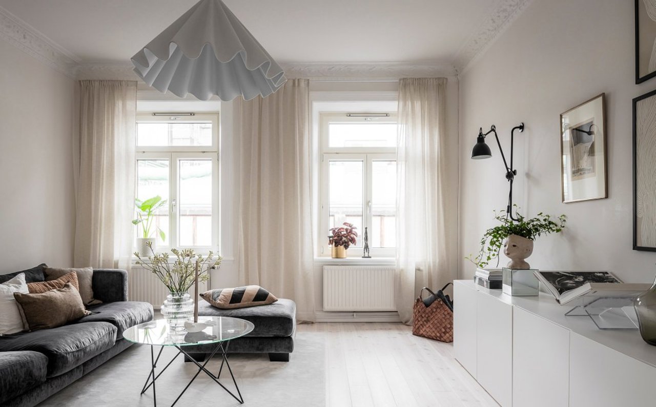 casa en Suecia salon blanco ventanas