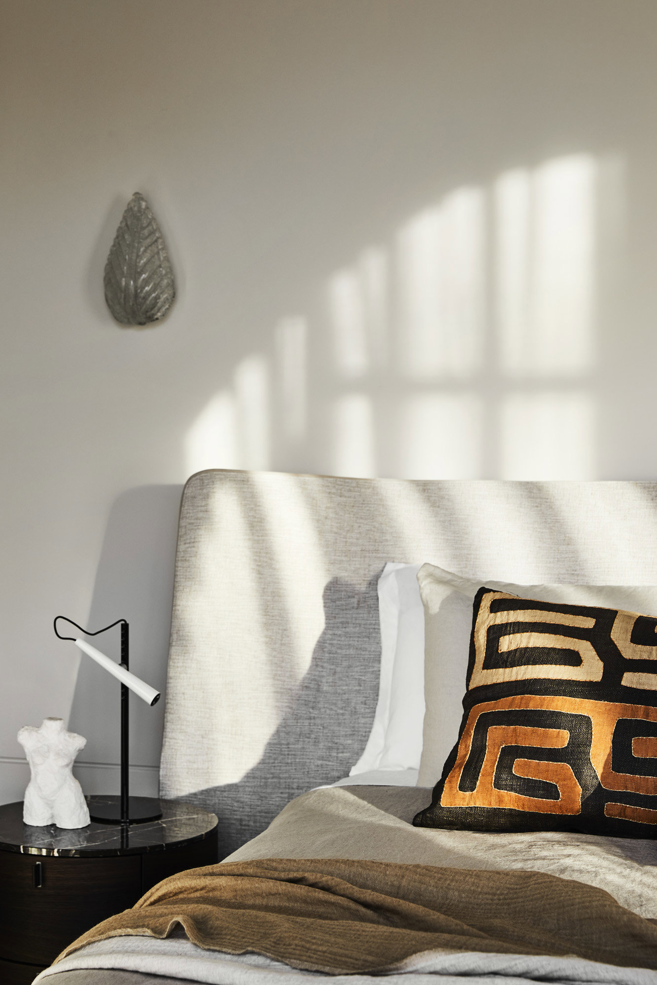 Dormitorio con cabecero tapizado-
