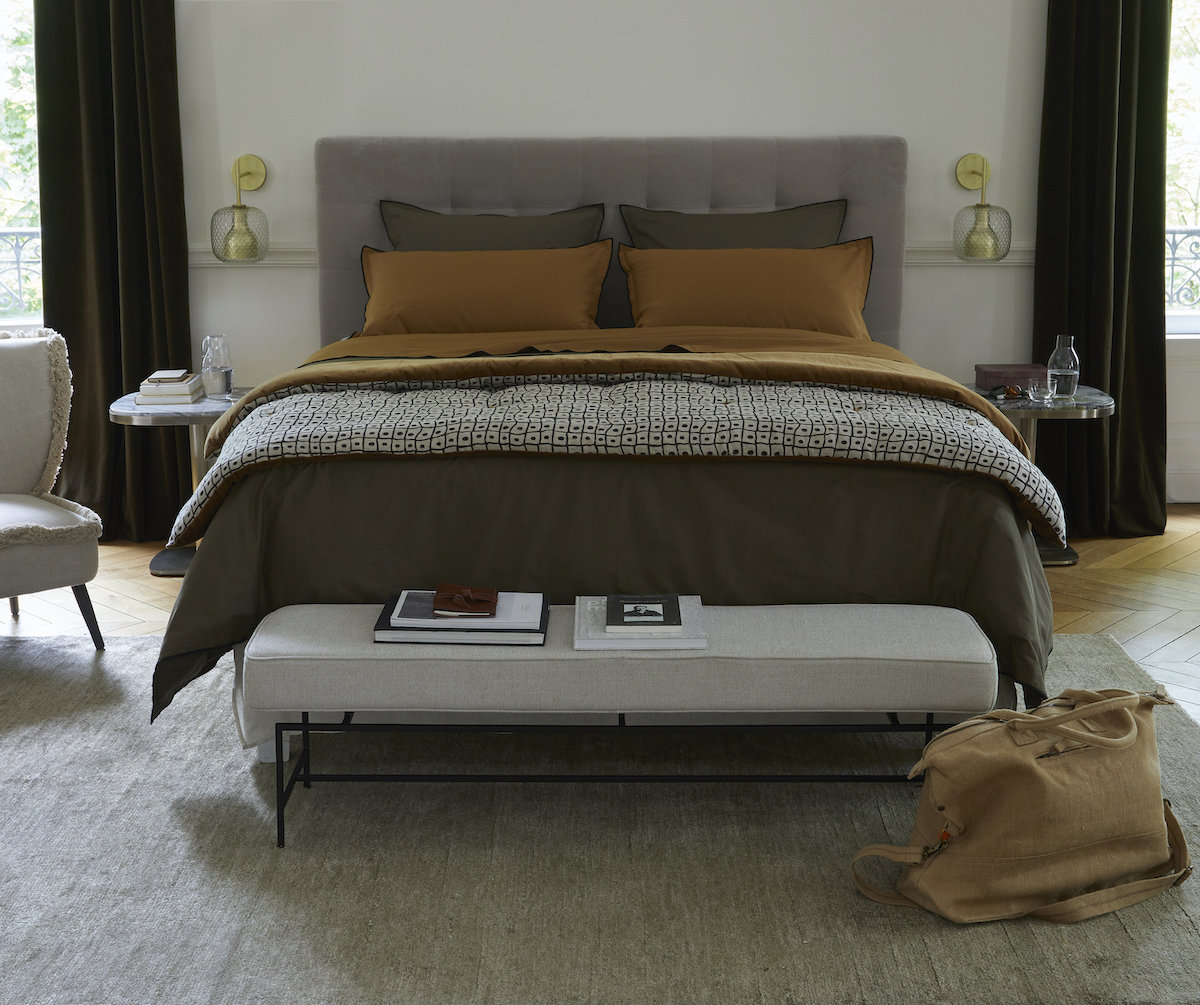 Dormitorio con cabecero tapizado en capirne