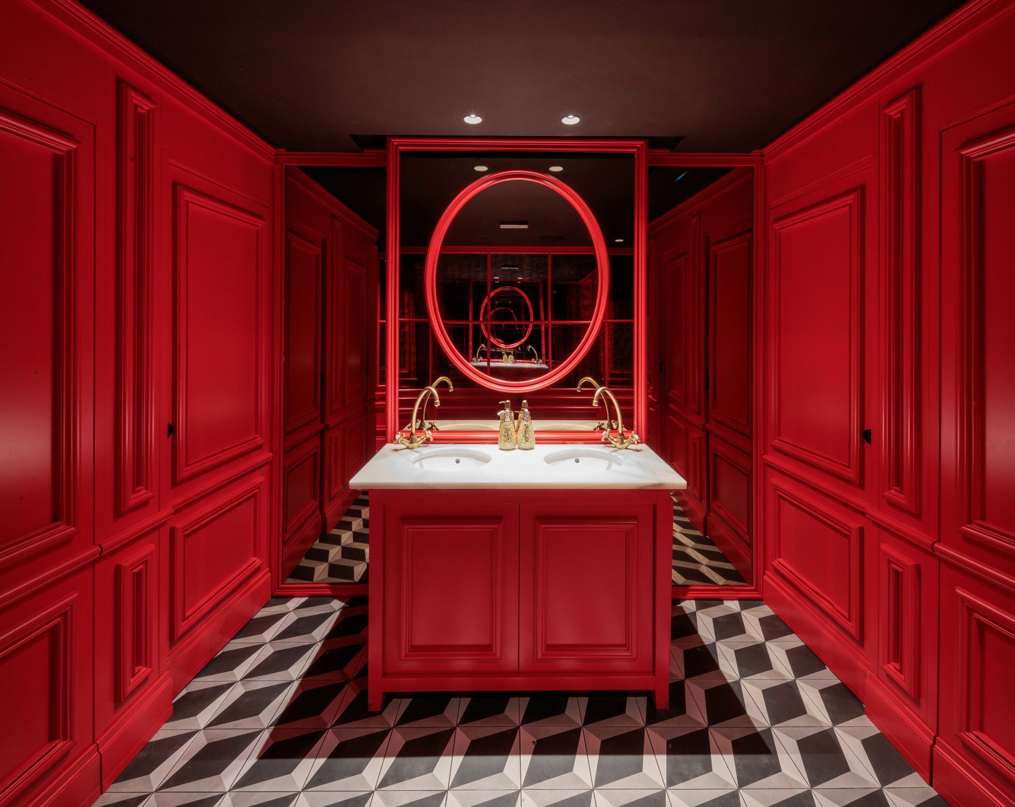 interior baño local motel particulier en rojo con suelo en damero blanco y negro