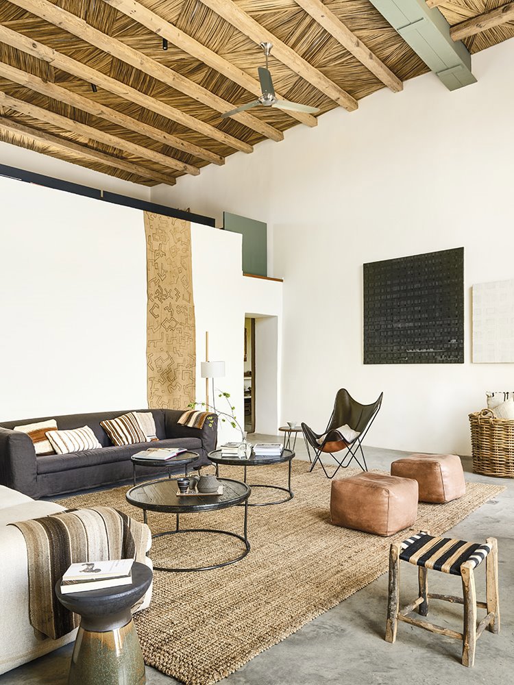 casa rústica moderna con alfombra de yute y techo de cañas entrelazadas