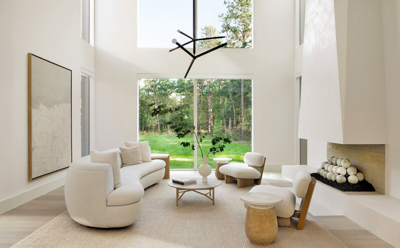 3 Hamptons Modern by Chango & Co sala de estar en tonos blancos