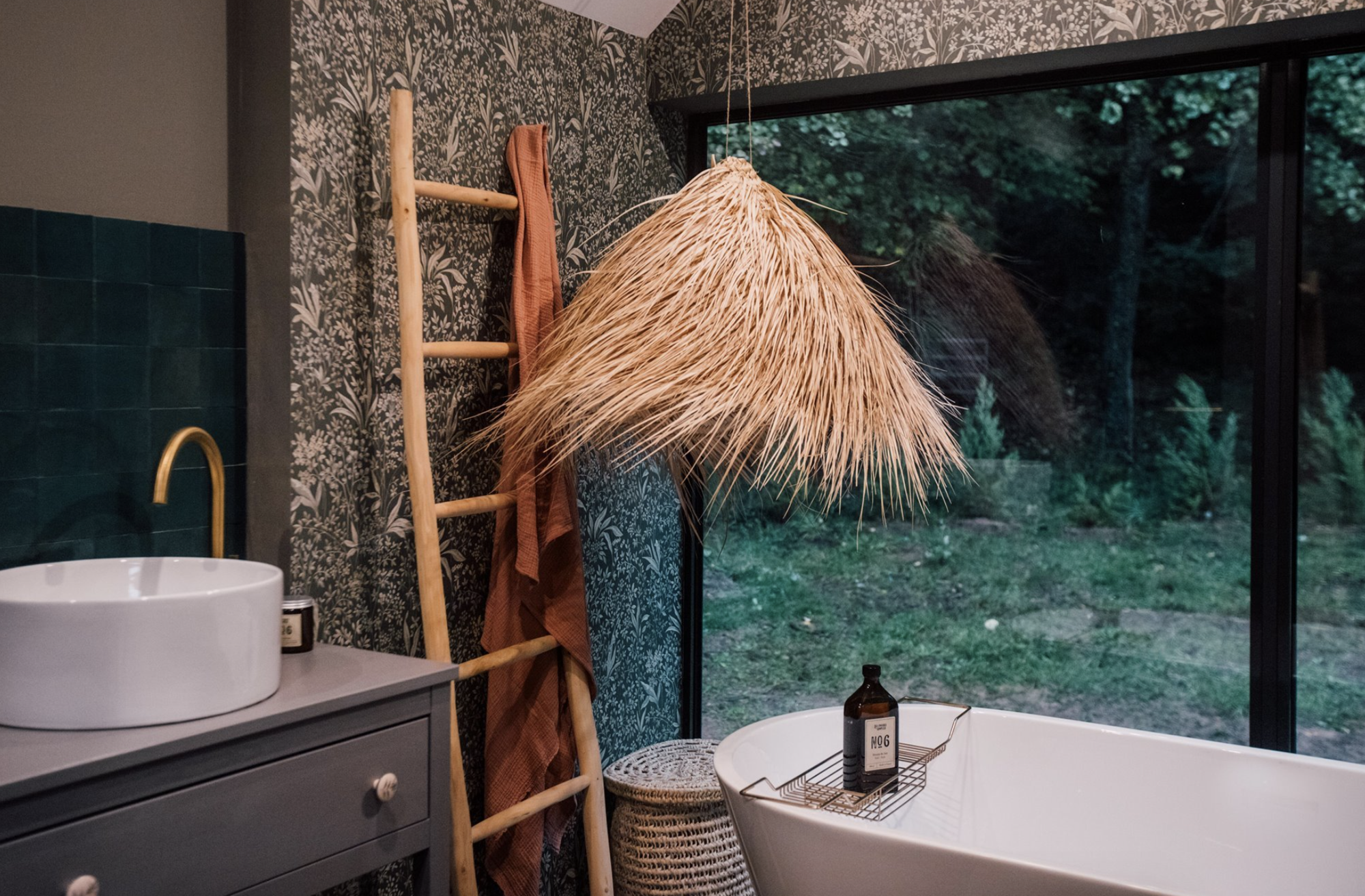 bañera en cabaña con materiales naturales y vistas al exterior