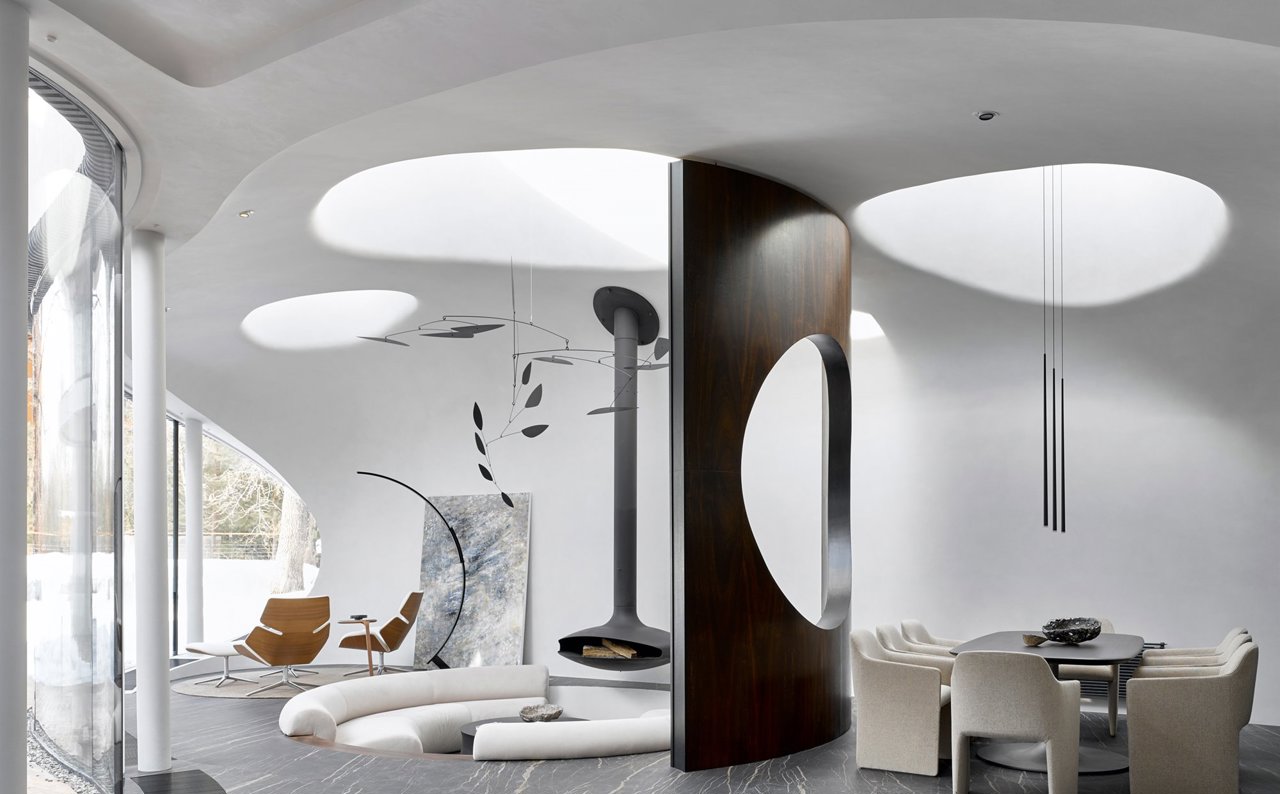 salon interior casa con chimenea en colores neutros por niko arcjitect