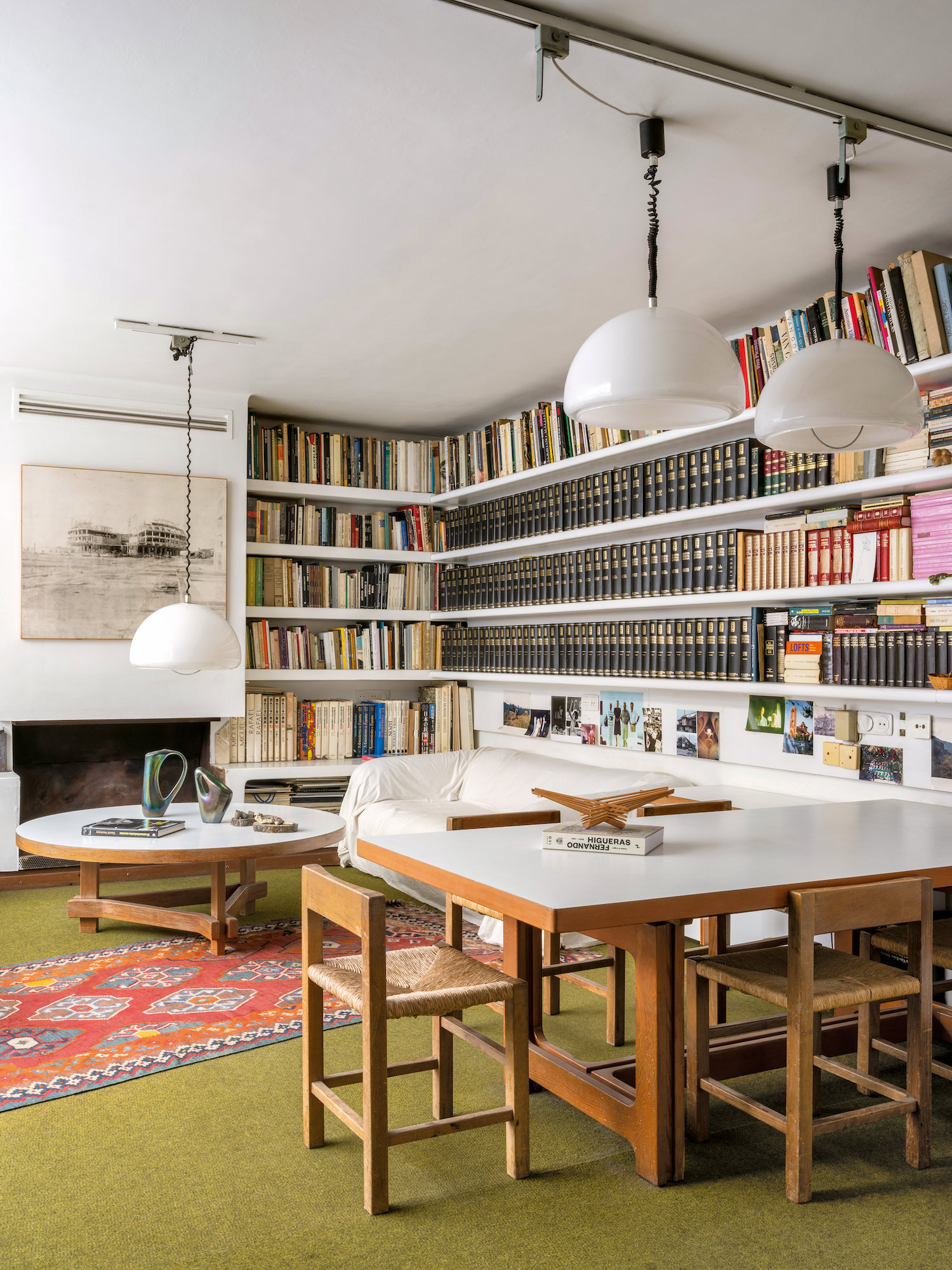 Sofá Strips, de Arflex, y lámparas italianas, todo de los años setenta. La biblioteca acumula más de 6.000 libros. 