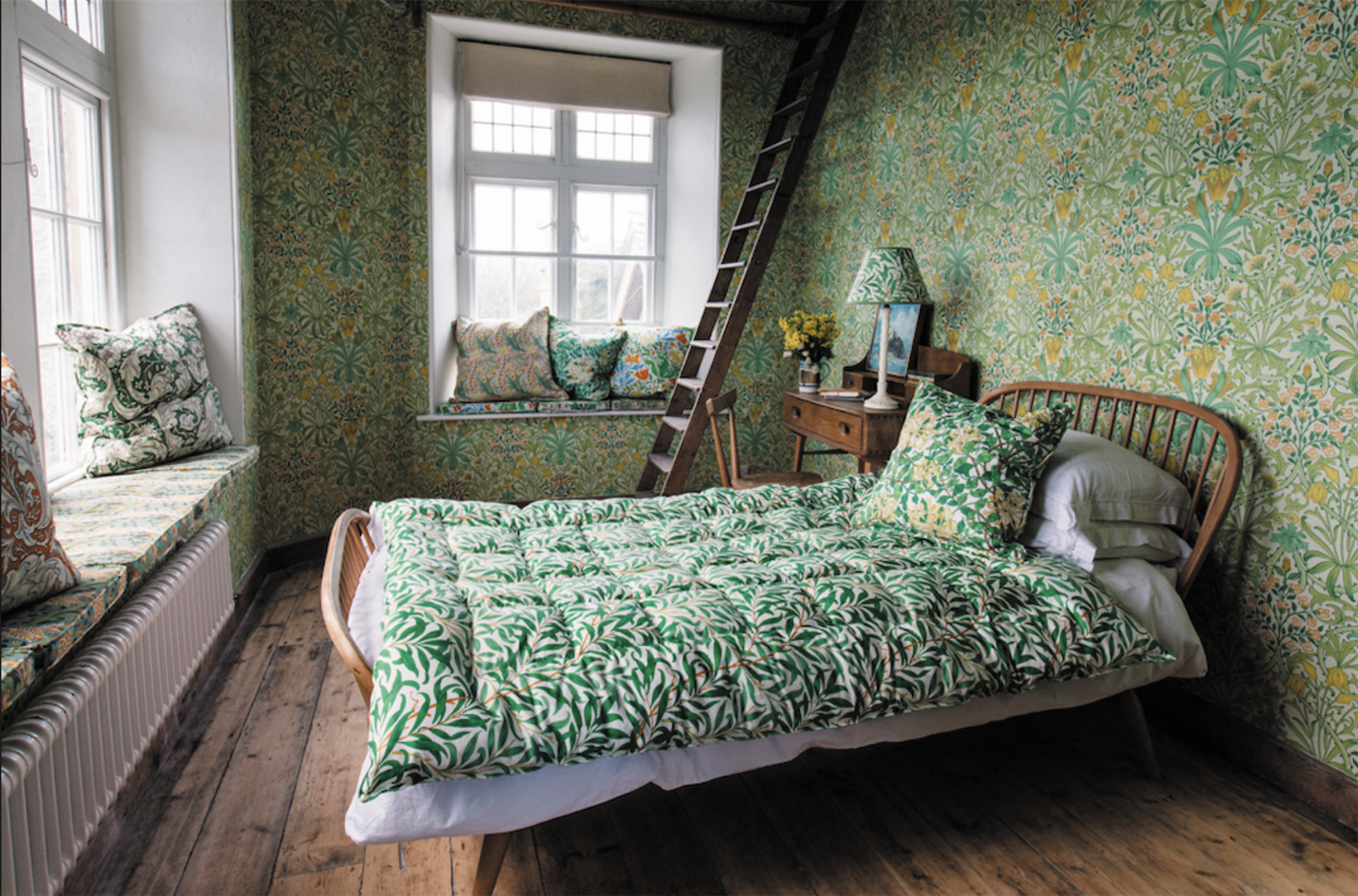 Dormitorio con papel pintado de motivos vegetales.