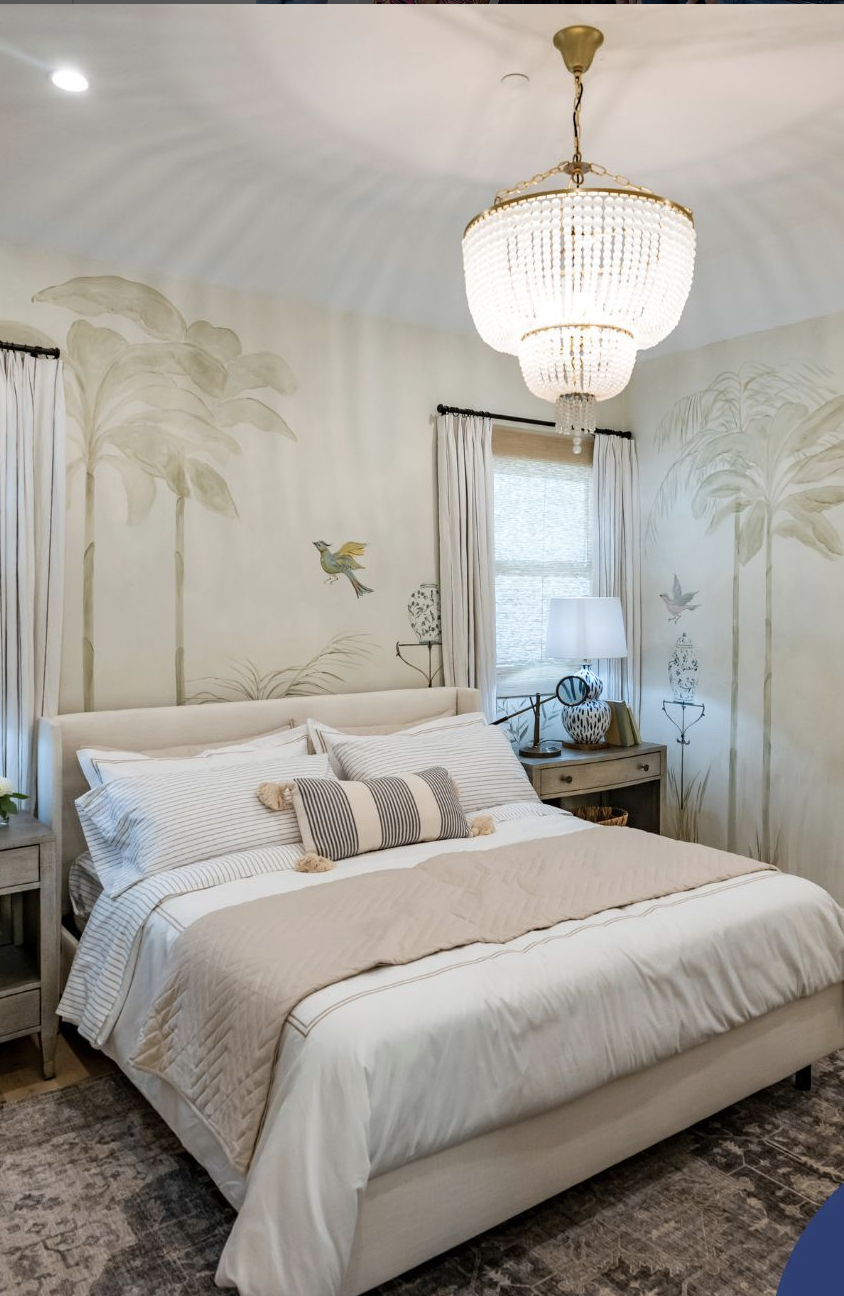 dormitorio en tonos neutros, papel pintado y lámpara de araña