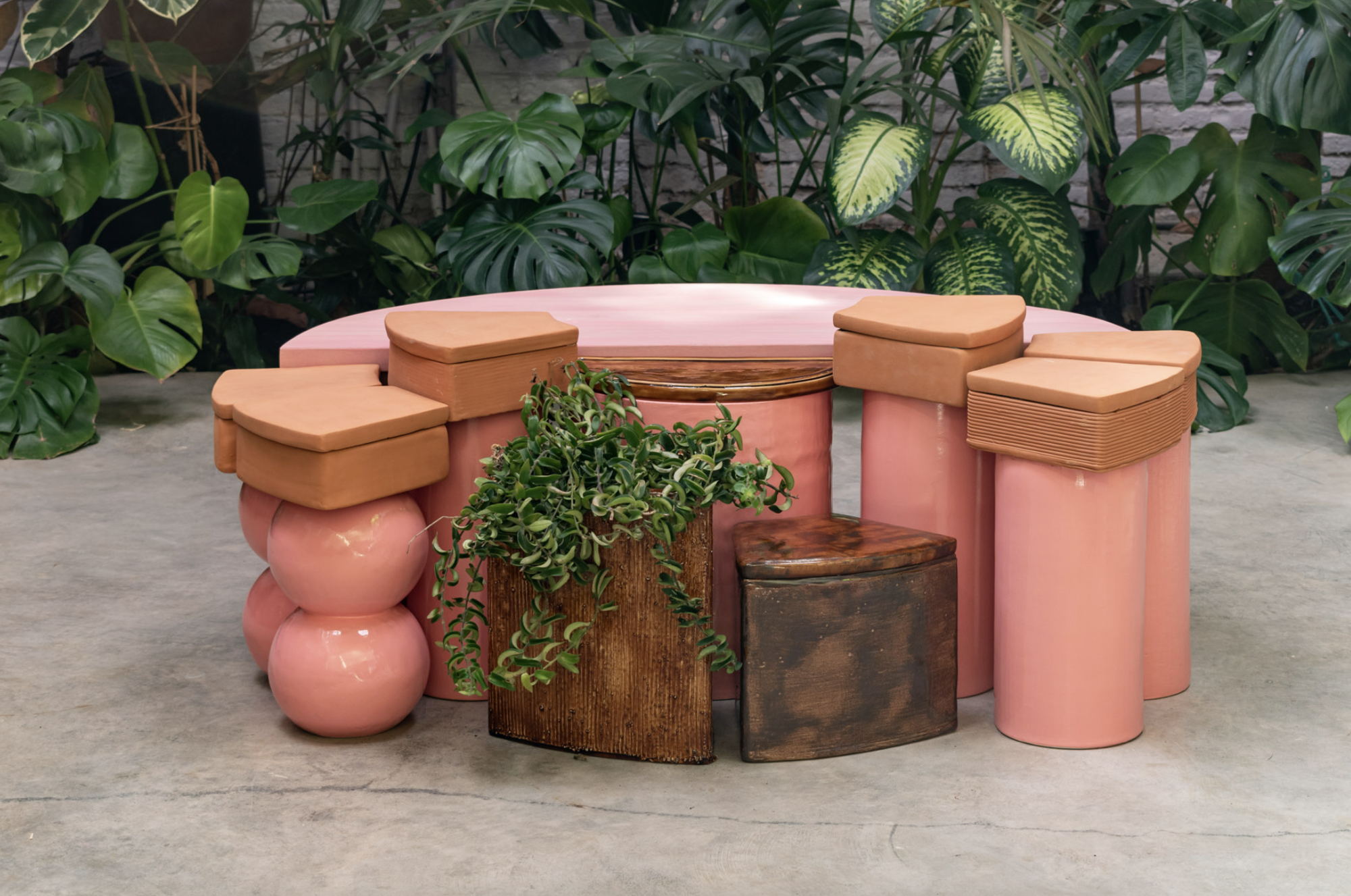 mesa de cerámica de rosa diseñada por masquespacio