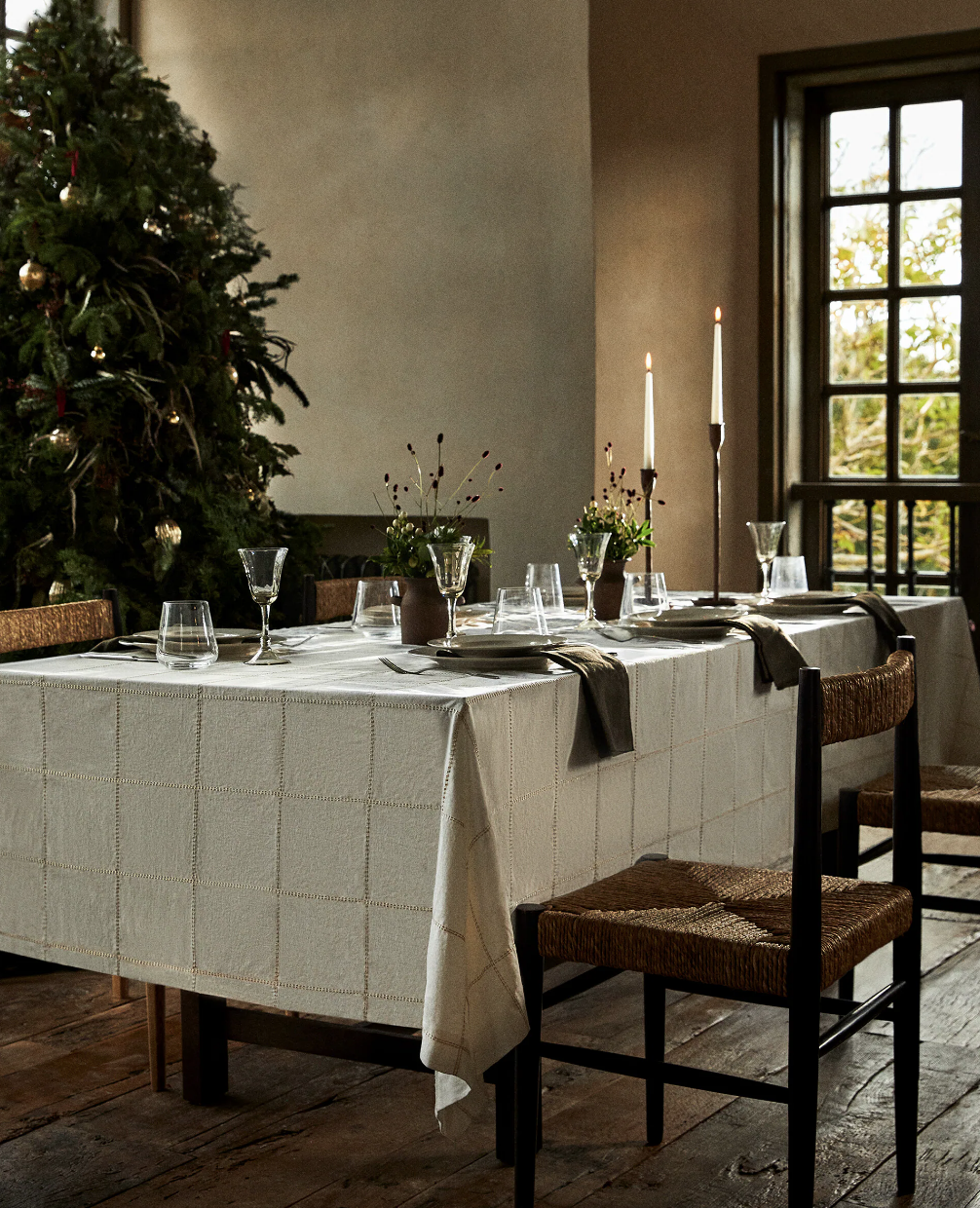 mantel lino blanco candelabros mesa silla enea árbol navidad