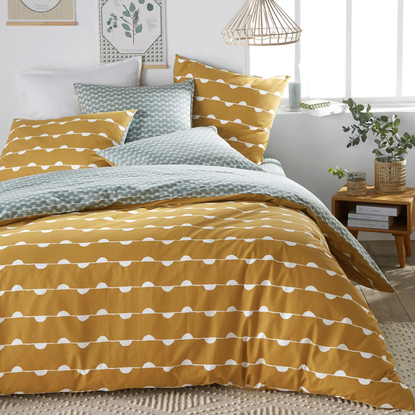 cama con edredón reversible en color mostaza y cojines del mismo color
