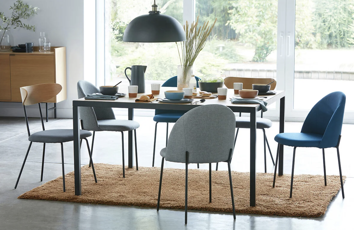 mesa de salon con sillas en tonos azules y madera