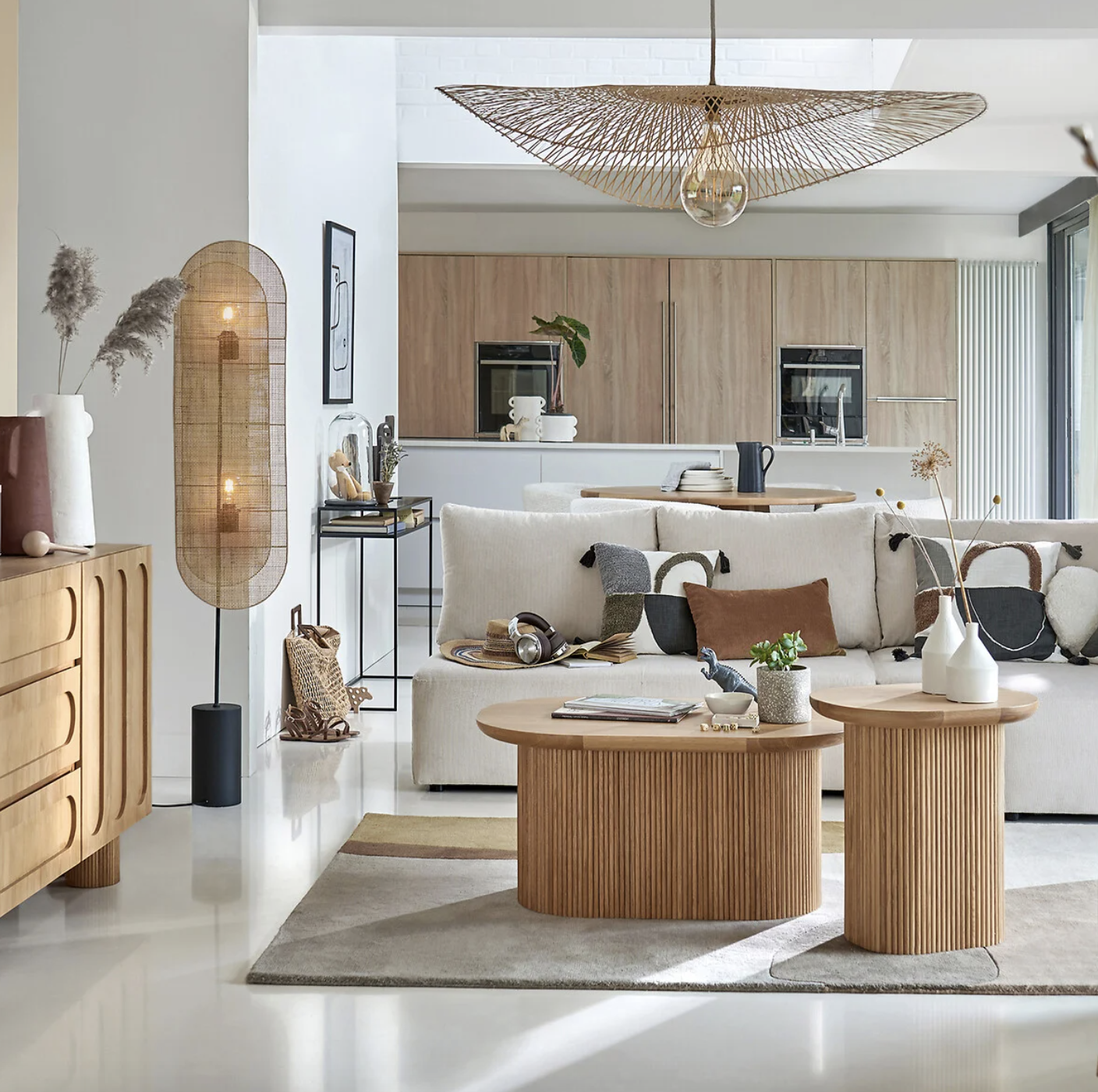 salon de estilo mediterraneo con muebles de madera, un sofa blanco y una lampara aerea