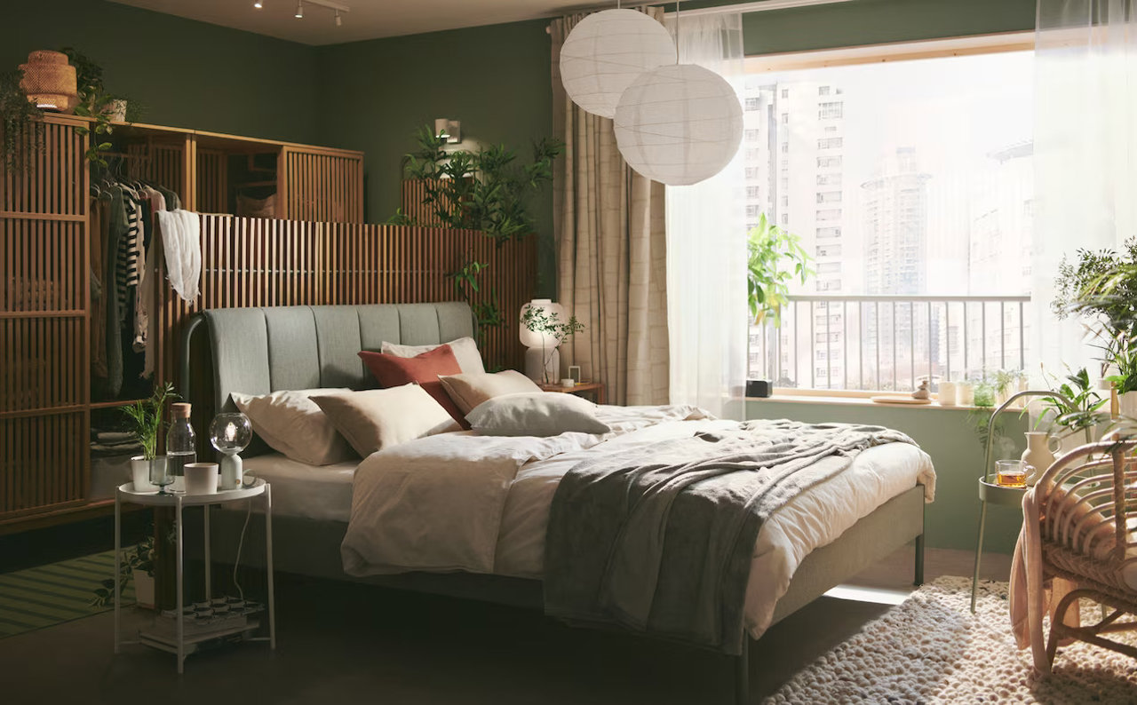 una estructura de cama tapizada taellasen en gris verdoso co