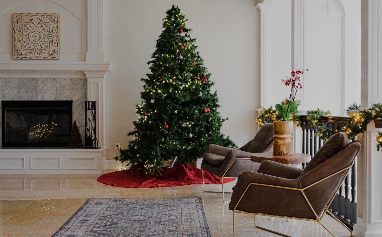 salón en tonos neutros con árbol de navidad